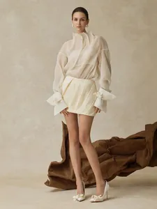 Elegantes französisches 3-Teiler-Set mit transparenter Rüschenbluse und Minirock.