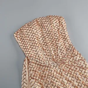 Dettaglio dell'abito a tubino con paillettes oro champagne e motivo a rombi eleganti