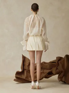 Elegantes französisches Set mit transparenter Rüschenbluse und plissiertem Minirock