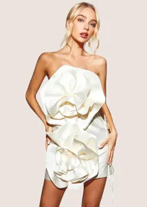 Robe bustier blanche élégante avec grandes appliqués de fleurs 3D et texture satinée