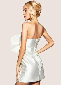 Vue détaillée de la robe bustier blanche avec laçage au dos et volants floraux