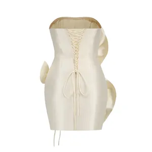 Détail de la robe bustier crème avec dos lacé et volants décoratifs sur le côté droit
