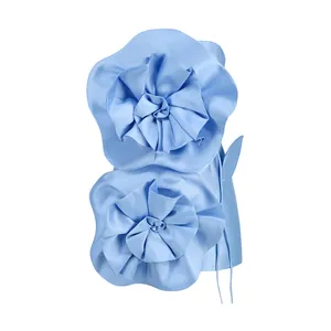 Vue détaillée d'une grande fleur en satin appliquée sur une robe bustier bleu clair