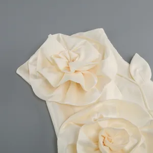 Gros plan détaillé du tissu satiné ivoire avec d'élégantes fleurs décoratives 3D