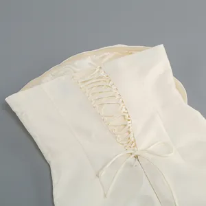 Détail de la fermeture à lacets élégante au dos de cette robe bustier couleur crème