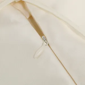 Gros plan montrant la fermeture éclair invisible de haute qualité sur une robe crème
