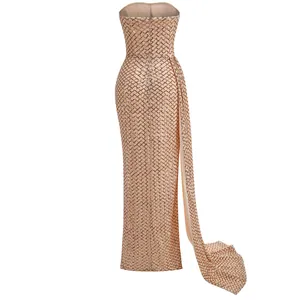 Elegante abito da sera senza spalline con paillettes oro rosa e strascico laterale