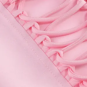 Vue détaillée du design à lacets dans le dos d'une robe bandage rose élégante avec coutures