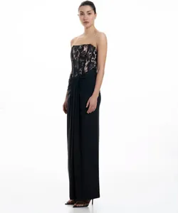 Elegante abito nero senza spalline con corsetto in pizzo e dettaglio gonna lunga drappeggiata