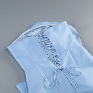 Vue détaillée de la partie arrière de la robe en satin bleu avec laçage élégant.
