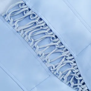 Vue détaillée d'une robe bleu clair avec un design à lacets croisés complexe et texture