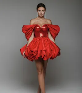 Elegante abito rosso con paillettes e voluminoso orlo a palloncino senza spalline