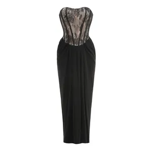 Elegante abito da sera nero con corpino a corsetto in pizzo e struttura a stecche.