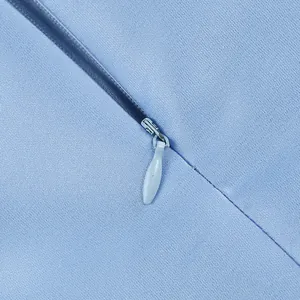 Vue détaillée d'une fermeture éclair invisible de qualité sur une robe bleue.