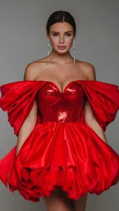 Primo piano di un abito rosso con paillettes e gonna voluminosa, spalle scoperte