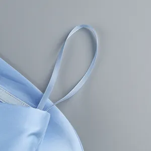 Gros plan d'une robe en satin bleu clair montrant le détail de la bretelle