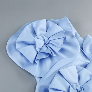 Gros plan d'une robe bustier bleu clair élégante avec de grandes fleurs en tissu 3D.