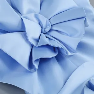 Vue macro détaillée de la fleur en satin bleu clair sur une robe de soirée élégante