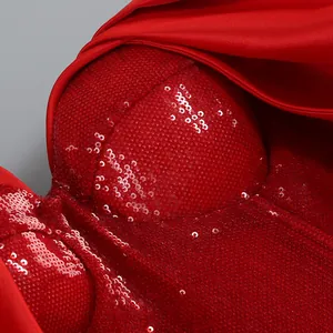 Dettaglio macro di paillettes rosse su un abito da cocktail da sera senza spalline