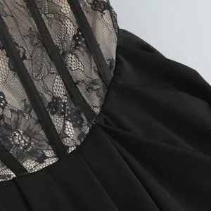 Dettaglio ravvicinato di un corsetto in pizzo nero con stecche e gonna a pieghe