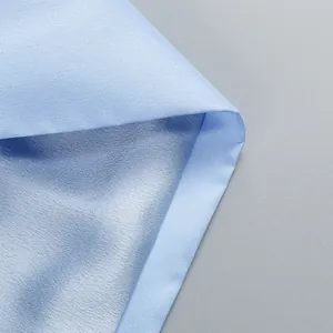 Gros plan de haute qualité montrant la texture fine du tissu bleu clair d'une robe bustier