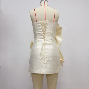 Vue détaillée du dos d'une robe bustier blanche avec laçage réglable au dos