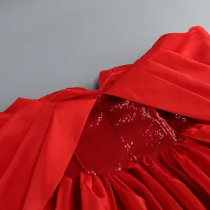 Dettaglio ravvicinato di un abito da festa con paillettes rosse e cerniera invisibile