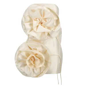 Robe mini bustier élégante couleur champagne avec grandes fleurs décoratives en 3D