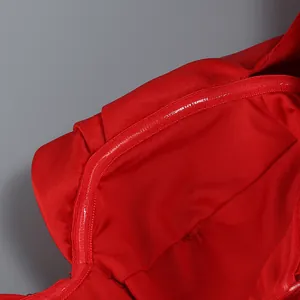 Dettaglio macro di un abito rosso senza spalline con striscia interna in silicone