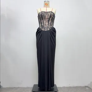 Dettaglio di un elegante abito da sera a corsetto in pizzo nero su manichino