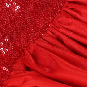 Dettaglio macro del corpetto rosso con paillettes e tessuto plissettato di un abito elegante