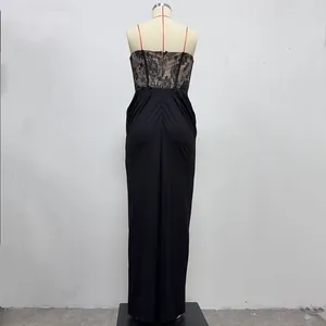 Elegante abito lungo a corsetto in pizzo nero con stecche e spalline sottili retro