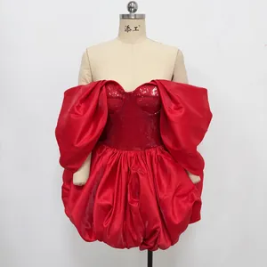 Elegante mini abito rosso con paillettes, spalle scoperte e gonna a sbuffo per occasioni