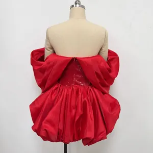 Vista posteriore di un mini abito rosso con paillettes e gonna a palloncino voluminosa