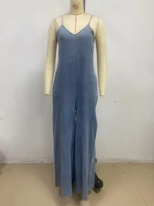 Elegante tuta scamiciata in denim blu lavato con gamba larga e dritta su manichino