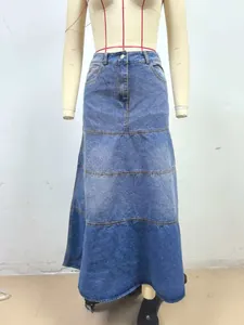 Vooraanzicht van retro hoge taille A-lijn denim maxi-rok met panelen op een etalagepop