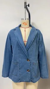 Vorderansicht eines gewaschenen blauen Denim-Blazers für Damen mit Reverskragen und Taschen