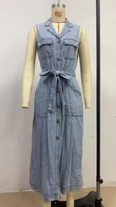 Vue détaillée d'une robe longue en jean sans manches bleu clair avec ceinture