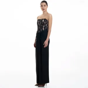 Elegante abito da sera a corsetto in pizzo senza spalline con gonna lunga nera