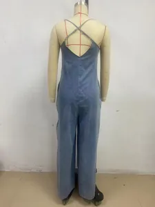 Vista posteriore di una tuta in denim lavato da donna con spalline incrociate su manichino