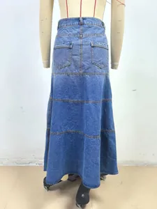 Achteraanzicht van een retro streetstyle denim maxirok met hoge taille en zakken