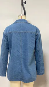Detaillierte Rückansicht einer gewaschenen blauen Denim-Blazerjacke auf einer Schneiderpuppe