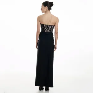 Elegante abito da sera nero senza spalline con corpetto in pizzo e stecche, vista retro