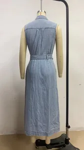 Vue arrière détaillée d'une robe longue en jean sans manches bleu clair avec ceinture à nouer