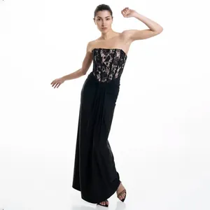 Elegante abito da festa nero senza spalline con corpetto in pizzo e gonna lunga