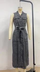 Détail d'une robe longue en jean sans manches avec boutonnage et ceinture nouée.