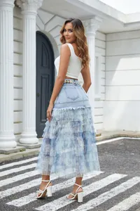 Jupe étagée en jean et mesh floral style urbain portée par un mannequin en extérieur