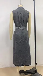 Vue détaillée de l'arrière d'une robe longue en jean sans manches avec ceinture et pli plat.