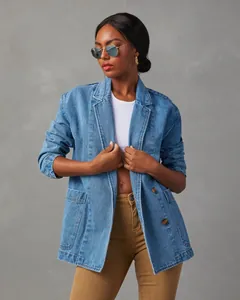 Detailansicht des gewaschenen blauen Damen-Denim-Blazers mit klassischem Revers