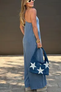 Tuta in denim lavato senza maniche con gamba dritta rilassata e schiena scoperta